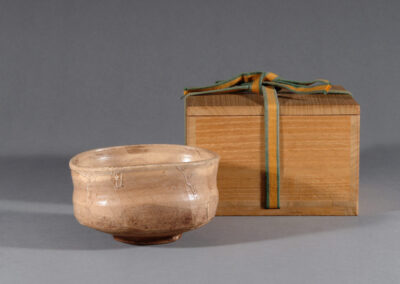 Eine Teeschale chawan aus karatsu-Keramik. Hier mit ihrer Holzdose.