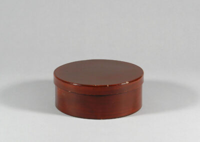 Eine Teeschale chawan aus Karatsu-Keramik. Hier die dazugehörige Holzdose.