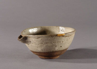Ein katakuchi genanntes Gießgefäß aus karatsu Keramik.