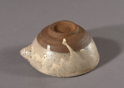 Ein katakuchi genanntes Gießgefäß aus karatsu Keramik. Hier der Fuß von unten.