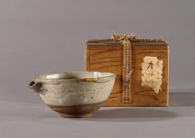 Ein katakuchi genanntes Gießgefäß aus karatsu Keramik. Hier mit der dazugehörigen Dose.