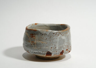 Eine Teeschale chawan aus Shino-Keramik von Kato Kageaki.