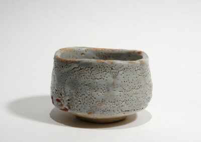 Eine Teeschale chawan aus Shino-Keramik von Kato Kageaki.