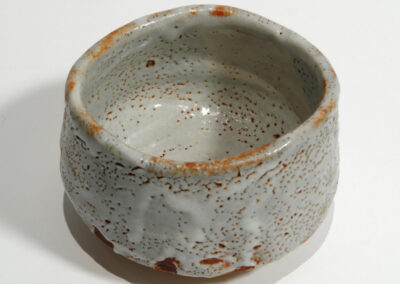 Eine Teeschale chawan aus Shino-Keramik von Kato Kageaki. Hier ein Blick in die Schale von schräg oben.