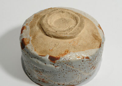 Eine Teeschale chawan aus Shino-Keramik von Kato Kageaki. Hier ein Blick auf den Fuß der Schale von unten.