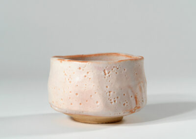 Eine Teeschale chawan aus Shino-Keramik von Kato Seizo.