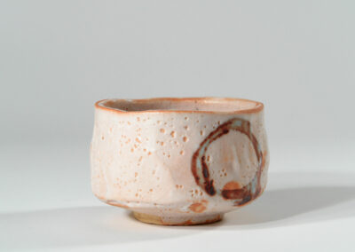 Eine Teeschale chawan aus Shino-Keramik von Kato Seizo.