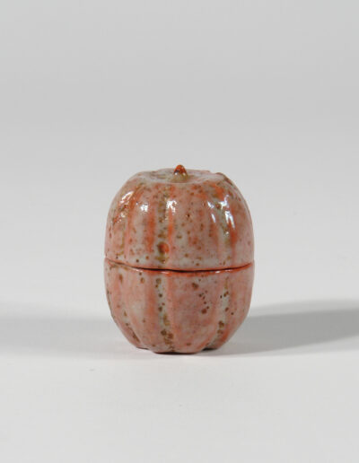 Ein kleines Gefäß kogo für Räucherwerk aus Raku Keramik, gefertigt von Kichizaemon VII.