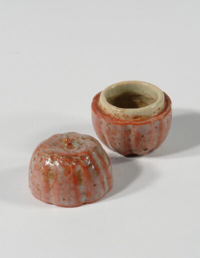 Ein kleines Gefäß kogo für Räucherwerk aus Raku Keramik, gefertigt von Kichizaemon VII. Hier geöffnet.