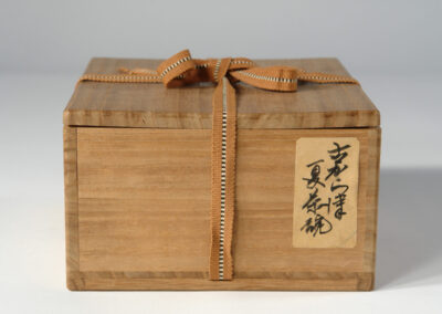 Eine Sommerteeschale chawan aus ko-karatsu-Keramik. Hier die dazugehörige Holzdose.