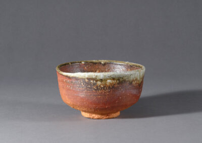 Eine Teeschale chawan aus Shigaraki-Keramik der Künstlerin Koyama Kiyoko.