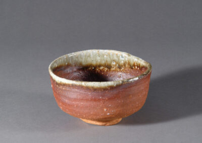 Eine Teeschale chawan aus Shigaraki-Keramik der Künstlerin Koyama Kiyoko. Hier von schräg oben.
