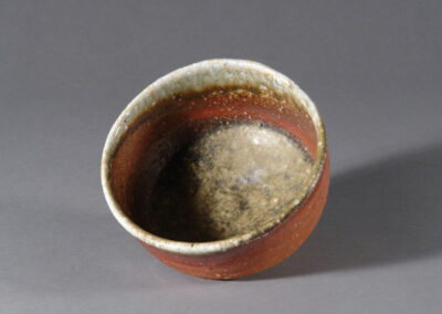 Eine Teeschale chawan aus Shigaraki-Keramik der Künstlerin Koyama Kiyoko. Hier ein Blick in die Schale.