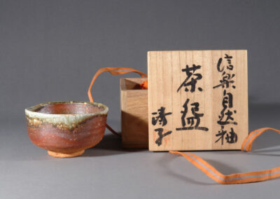 Eine Teeschale chawan aus Shigaraki-Keramik der Künstlerin Koyama Kiyoko. Hier mit der dazugehörigen Holzdose.