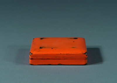 Eine kleine Negoro Lackdose, genannt kogo, für Räucherwerk.