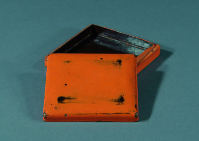 Eine kleine Negoro Lackdose, genannt kogo, für Räucherwerk. Hier geöffnet.