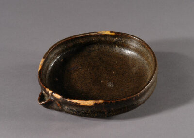 Ein flaches Gießgefäß katakuchi aus Oribe Keramik. Hier von schräg oben.