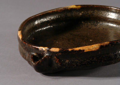 Ein flaches Gießgefäß katakuchi aus Oribe Keramik. Hier ein Detail.