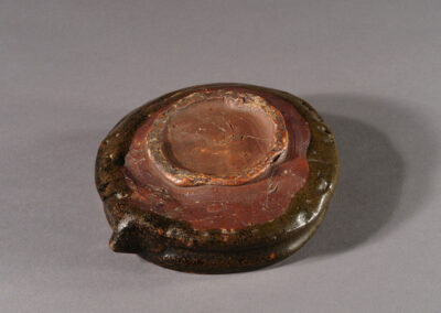 Ein flaches Gießgefäß katakuchi aus Oribe Keramik. Hier der Fuß von unten.