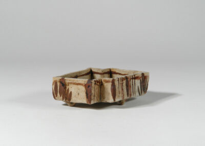 Ein kleines Gefäß mukozuke für die Teezeremonie, gefertigt aus Oribe-Keramik.