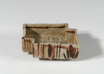 Ein kleines Gefäß mukozuke für die Teezeremonie, gefertigt aus Oribe-Keramik. Hier von schräg oben.