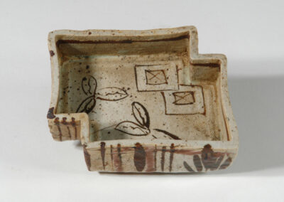 Ein kleines Gefäß mukozuke für die Teezeremonie, gefertigt aus Oribe-Keramik. Hier von oben.