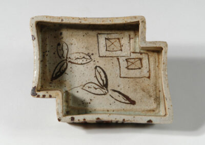 Ein kleines Gefäß mukozuke für die Teezeremonie, gefertigt aus Oribe-Keramik. Hier von oben.