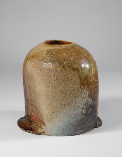 Ein Gefäß tsubo aus Shigaraki-Keramik von Otani Shiro.
