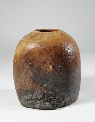 Ein Gefäß tsubo aus Shigaraki-Keramik von Otani Shiro.