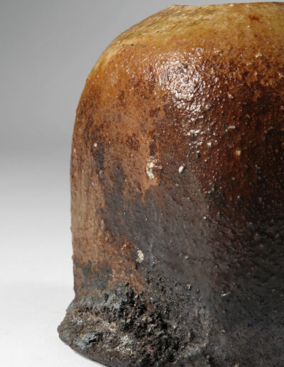 Ein Gefäß tsubo aus Shigaraki-Keramik von Otani Shiro. Hier ein Detail.