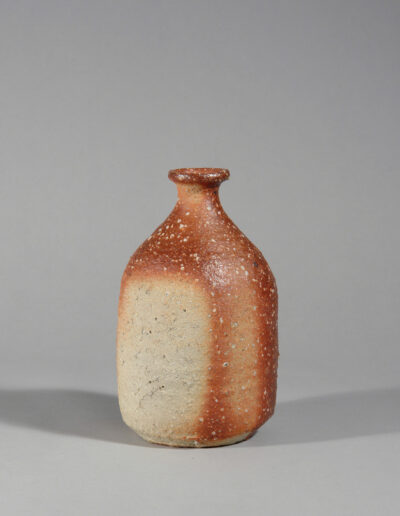 Eine Sakeflasche tokkuri des Keramikers Otani Shiro.
