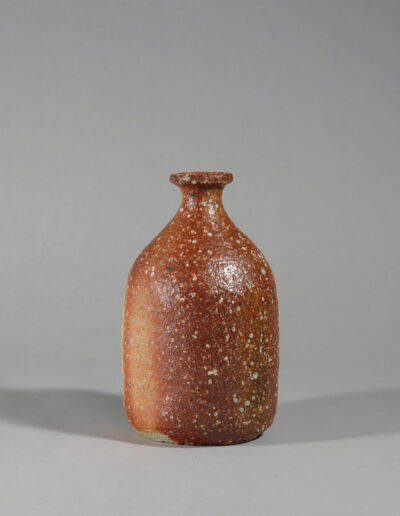 Eine Sakeflasche tokkuri des Keramikers Otani Shiro.