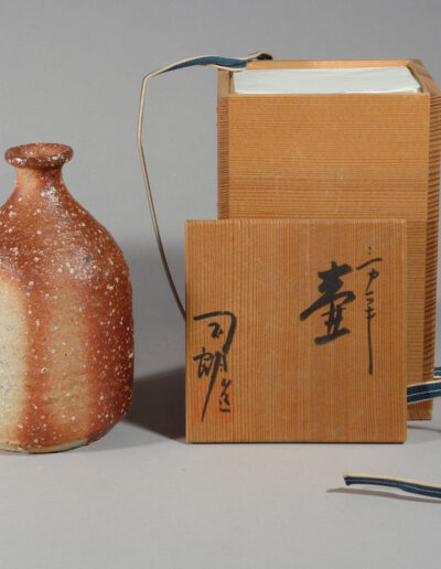 Eine Sakeflasche tokkuri des Keramikers Otani Shiro. Hier mit ihrer dazugehörigen Dose.