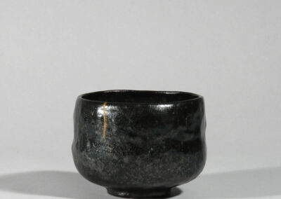 Eine schwarze Teeschale aus Raku-Keramik von Kichizaemon IX.