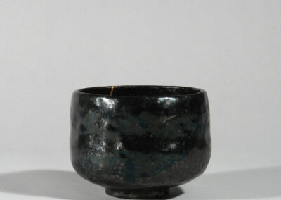 Eine schwarze Teeschale aus Raku-Keramik von Kichizaemon IX.