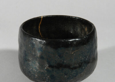 Eine schwarze Teeschale aus Raku-Keramik von Kichizaemon IX. Hier von schräg oben.