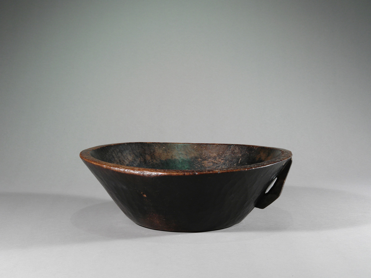 galerie-kirbach-schale-aethiopien-1-w Ein japanisches Negoro-Lack Tablett.