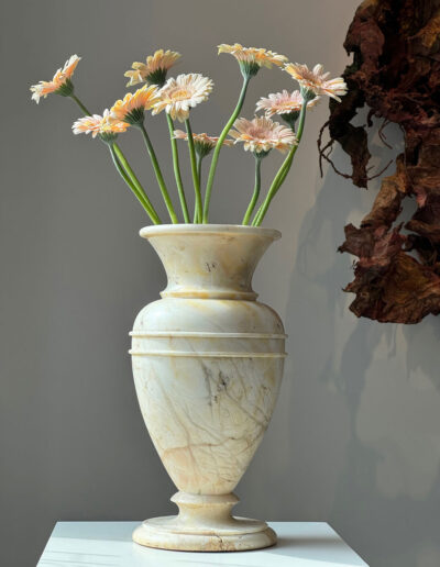 Eine klassizistische Vase aus Marmor. Hier mit Blumen in der Galerie fotografiert.