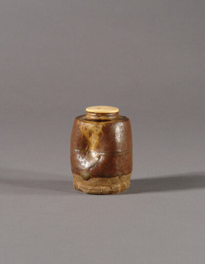 Eine Teedose aus Seto Keramik.