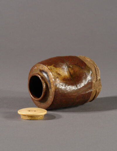 Eine Teedose aus Seto Keramik. Hier liegend.