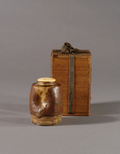 Eine Teedose aus Seto Keramik. Hier mit der dazugehörigen Dose.