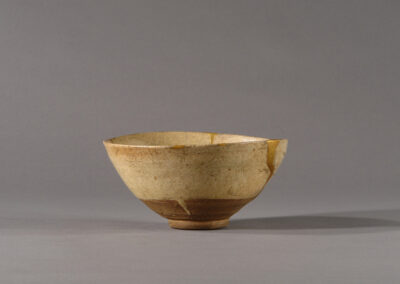 Eine Teeschale chawan aus Seto-Keramik mit aufwendiger Goldlackreparatur kintsugi.