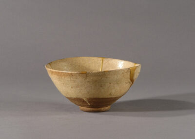 Eine Teeschale chawan aus Seto-Keramik mit aufwendiger Goldlackreparatur kintsugi.