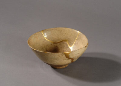 Eine Teeschale chawan aus Seto-Keramik mit aufwendiger Goldlackreparatur kintsugi. Hier von schräg oben.
