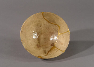 Eine Teeschale chawan aus Seto-Keramik mit aufwendiger Goldlackreparatur kintsugi. Hier von oben.