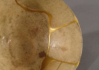 Eine Teeschale chawan aus Seto-Keramik mit aufwendiger Goldlackreparatur kintsugi. Hier ein Detail von oben.