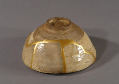 Eine Teeschale chawan aus Seto-Keramik mit aufwendiger Goldlackreparatur kintsugi. Hier der Fuß von unten.