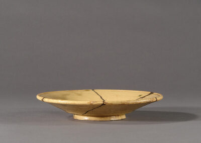 Ein Teller sara aus Seto-Keramik mit Lackreparatur. Hier von der Seite.