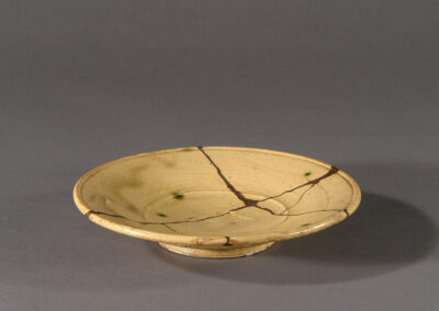 Ein Teller sara aus Seto-Keramik mit Lackreparatur. Hier schräg von der Seite.