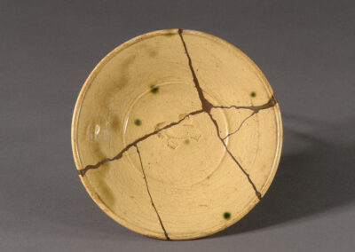 Ein Teller sara aus Seto-Keramik mit Lackreparatur. Hier von oben.
